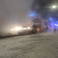 Kalėdų vakarą atvira liepsna degė automobilis
