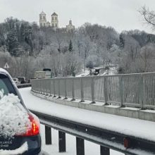 Kauno rajono gatvės vėl tapo čiuožykla: į įkalnes neužkyla sunkiasvoriai automobiliai