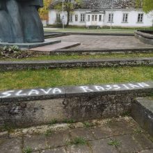 Ukmergėje sovietinis monumentas aprašinėtas Rusiją palaikančiais šūkiais