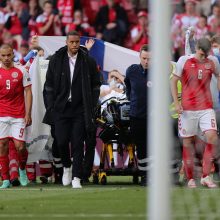 Futbolo pasaulis mėgina atsigauti po incidento per Danijos ir Suomijos rungtynes