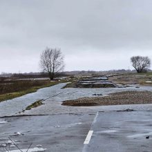 Potvyniai Vakarų Lietuvoje: Pagėgiuose vanduo nuplovė neseniai rekonstruotą kelią