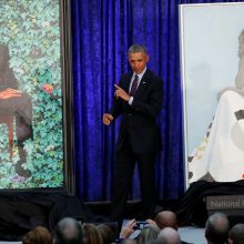 Pristatyti oficialūs B. ir M. Obamų portretai