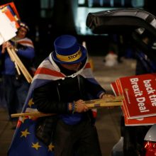 Nesėkmę dėl „Brexit“ patyrusi premjerė – pažeminta ir sutriuškinta