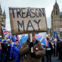 Nesėkmę dėl „Brexit“ patyrusi premjerė – pažeminta ir sutriuškinta
