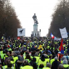 Prancūzijoje jau 10-ą šeštadienį protestuoja „geltonosios liemenės“