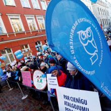 Latvijos mokytojai mitinge Rygoje reikalauja didinti algas