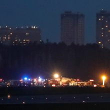Maskvoje užsiliepsnojo avariniu būdu nusileidęs lėktuvas, mažiausiai 40 žmonių žuvo