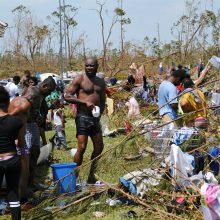 Mažiausiai 20 gyvybių nusinešęs uraganas „Dorian“ stiprėja