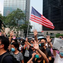 Honkongo aktyvistai žygiavo link JAV konsulato