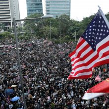 Honkongo aktyvistai žygiavo link JAV konsulato