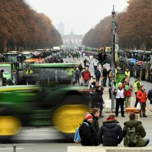 Tūkstančiai ūkininkų į protestą Berlyne suvažiavo traktoriais