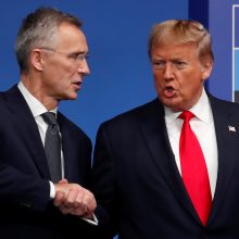 NATO vadovas nepaisydamas vidaus nesutarimų atmeta kritiką