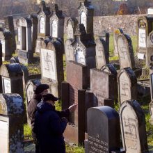 Po žydų kapų išniekinimo Prancūzija steigs biurą kovai su neapykantos nusikaltimais