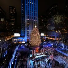 Niujorkas pradeda Kalėdų laukimą: įžiebta garsioji eglė