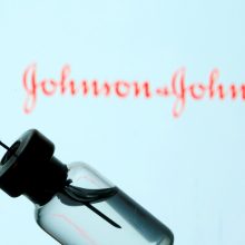 JAV pareigūnai rekomenduoja laikinai stabdyti skiepijimą „Johnson & Johnson“ vakcina