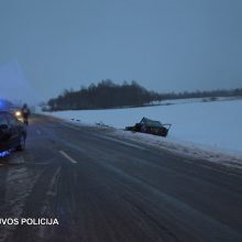 Po susidūrimo su pareigūnės automobiliu Rokiškio rajone sužalotas vyras neišgyveno