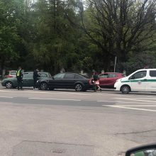 Avarija Jonavos gatvėje: kelio nepasidalijo du automobiliai