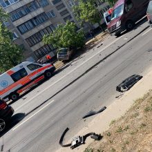 Didelė avarija Vilniuje: po susidūrimo „Toyota“ nuvertė medį