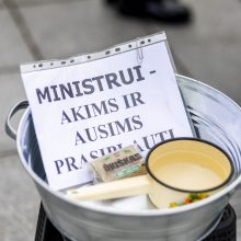 Protestuojantys pienininkai: ministrui turbūt reikėtų pasimuilinti ausis ir nusiplauti liežuvį