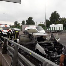 Vilniaus aplinkkelyje užsidegė automobilis