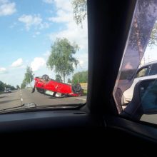Avarija Panevėžio rajone: automobilis apsivertė ant stogo