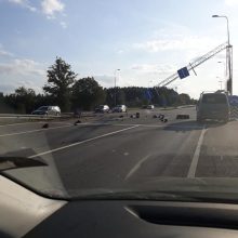 Kelyje Jonava-Kaunas – nuvirtusi kelio ženklų konstrukcija