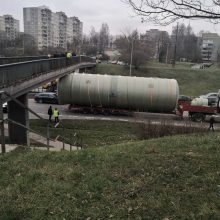 Vilniuje po tiltu įstrigęs vilkikas paralyžiavo eismą