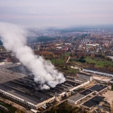 Gaisro Alytaus gamykloje atgarsiai: smilksta padangos, rusena degėsiai