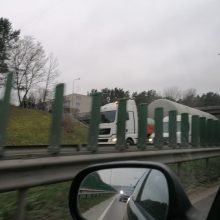 Vilniuje po tiltu įstrigęs vilkikas paralyžiavo eismą