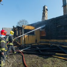 Tauragės rajone sudegė klebonijos pastato stogas