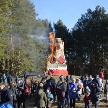 Rumšiškėse žiemą iš kiemo varė su tradicinėmis ristynėmis