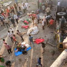 Indijoje nuo tilto nulėkus sunkvežimiui su vestuvininkais žuvo 25 žmonės