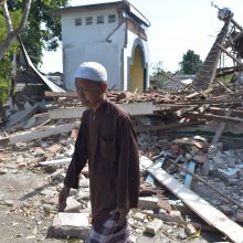 Indonezijos žemės drebėjimo aukų skaičius perkopė 430