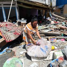 Indonezijos karo laivu evakuota šimtai žemės drebėjimo aukų