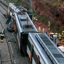 Ispanijoje nuo bėgių nulėkus traukiniui žuvo žmogus, dar 44 sužeisti