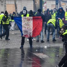 Paryžiuje įvyko susirėmimų tarp „geltonųjų liemenių“ ir policijos