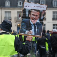 Prancūzijoje jau 10-ą šeštadienį protestuoja „geltonosios liemenės“