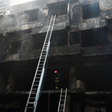 Bangladešo sostinės senojoje dalyje siautėjęs gaisras nusinešė mažiausiai 81 gyvybę