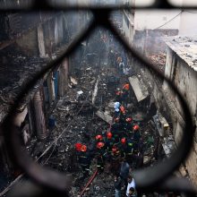 Bangladešo sostinės senojoje dalyje siautėjęs gaisras nusinešė mažiausiai 81 gyvybę