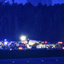 Maskvoje užsiliepsnojo avariniu būdu nusileidęs lėktuvas, mažiausiai 40 žmonių žuvo