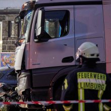 Vokietijoje sunkvežimis rėžėsi į aštuonis automobilius, sužeista 16 žmonių