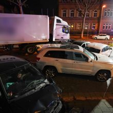 Vokietijoje sunkvežimis rėžėsi į aštuonis automobilius, sužeista 16 žmonių