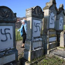 Po žydų kapų išniekinimo Prancūzija steigs biurą kovai su neapykantos nusikaltimais