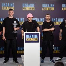 „Eurovizijos“ laimėtojai ukrainiečiai pardavė gautą prizą, o pinigus paaukojo kariuomenei