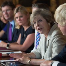 Britanijos premjerė sušaukė ministrų pasitarimą dėl „Brexit“