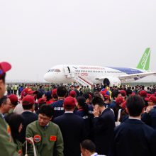Kinijoje pagamintas keleivinis lėktuvas pirmąkart pakilo į orą