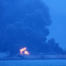 Prie Kinijos krantų degančiam Irano tanklaiviui gresia sprogimas