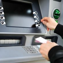 Pinigų gaudykles bankomatuose įrengusiam vyrui prašoma skirti areštą
