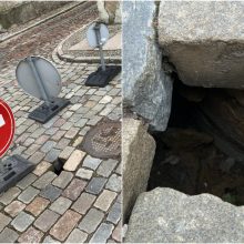 Klaipėdos senamiesčio gyventojai stebisi: dėl įgriuvos – mėnesį uždaryta gatvė