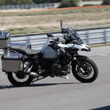 „BMW Motorrad“ pademonstravo autonominį motociklą